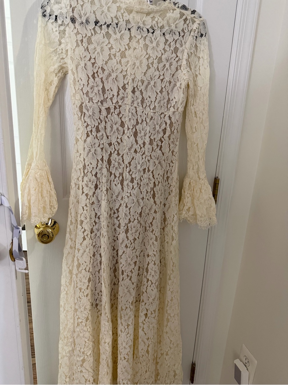 Ivory Lace Maxi Dress with Feminine Bell Sleeves - Picture 4 of 8